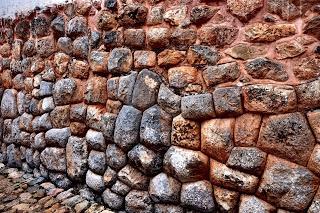 Il Perù, gli Inca, il mal di montagna, le foglie di coca e la tavolozza di colori delle Ande Il Perù, gli Inca, il mal di montagna, le foglie di coca e la tavolozza di colori delle Ande