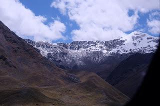 Il Perù, gli Inca, il mal di montagna, le foglie di coca e la tavolozza di colori delle Ande Il Perù, gli Inca, il mal di montagna, le foglie di coca e la tavolozza di colori delle Ande