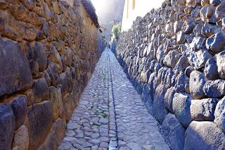 Il Perù, gli Inca, il mal di montagna, le foglie di coca e la tavolozza di colori delle Ande Il Perù, gli Inca, il mal di montagna, le foglie di coca e la tavolozza di colori delle Ande