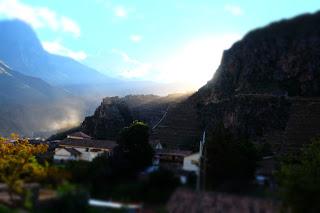 Il Perù, gli Inca, il mal di montagna, le foglie di coca e la tavolozza di colori delle Ande Il Perù, gli Inca, il mal di montagna, le foglie di coca e la tavolozza di colori delle Ande
