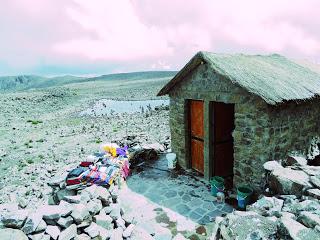 Il Perù, gli Inca, il mal di montagna, le foglie di coca e la tavolozza di colori delle Ande Il Perù, gli Inca, il mal di montagna, le foglie di coca e la tavolozza di colori delle Ande