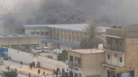 Isis ha rivendicato l'attentato contro l'Alta commissione elettorale libica a Tripoli Libia, attentato a sede commissione elettorale di Tripoli: 12 morti.