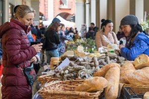 Il maltempo non ha frenato la ‘voglia’ di fiera Carolingia Il maltempo non ha frenato la ‘voglia’ di fiera Carolingia