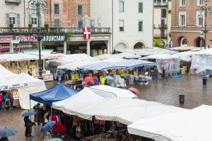 Il maltempo non ha frenato la ‘voglia’ di fiera Carolingia Il maltempo non ha frenato la ‘voglia’ di fiera Carolingia