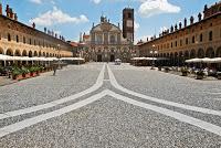 VIGEVANO (pv). Raduno di auto storiche in piazza Ducale domenica 6 VIGEVANO (pv). Raduno di auto storiche in piazza Ducale domenica 6