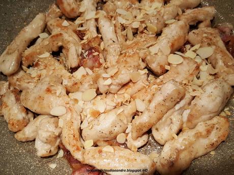 Petto di pollo alle mandorle Petto di pollo alle mandorle