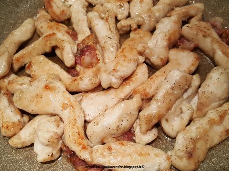 Petto di pollo alle mandorle Petto di pollo alle mandorle