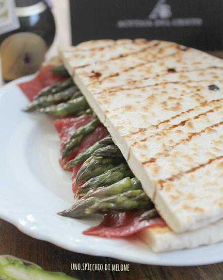 PIADINA ROMAGNOLA farcita con CARNE SALADA ASPARAGI e ACETO BALSAMICO TRADIZIONALE di MODENA DOP ACETAIA del CRISTO PIADINA ROMAGNOLA farcita con CARNE SALADA ASPARAGI e ACETO BALSAMICO TRADIZIONALE di MODENA DOP ACETAIA del CRISTO