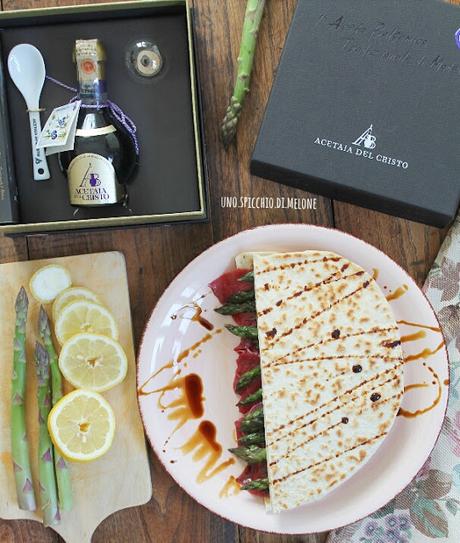 PIADINA ROMAGNOLA farcita con CARNE SALADA ASPARAGI e ACETO BALSAMICO TRADIZIONALE di MODENA DOP ACETAIA del CRISTO PIADINA ROMAGNOLA farcita con CARNE SALADA ASPARAGI e ACETO BALSAMICO TRADIZIONALE di MODENA DOP ACETAIA del CRISTO