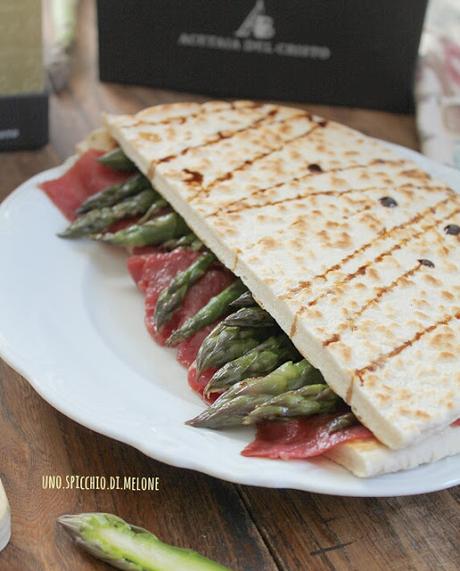 PIADINA ROMAGNOLA farcita con CARNE SALADA ASPARAGI e ACETO BALSAMICO TRADIZIONALE di MODENA DOP ACETAIA del CRISTO PIADINA ROMAGNOLA farcita con CARNE SALADA ASPARAGI e ACETO BALSAMICO TRADIZIONALE di MODENA DOP ACETAIA del CRISTO