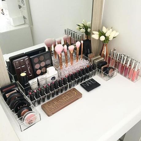 Trucchi e cosmetici: come tenerli in ordine e capire quando sostituirli Trucchi e cosmetici: come tenerli in ordine e capire quando sostituirli