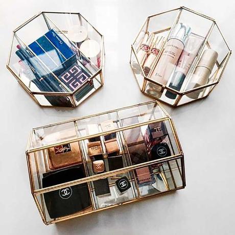 Trucchi e cosmetici: come tenerli in ordine e capire quando sostituirli Trucchi e cosmetici: come tenerli in ordine e capire quando sostituirli