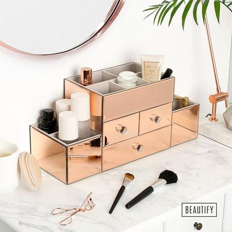Trucchi e cosmetici: come tenerli in ordine e capire quando sostituirli Trucchi e cosmetici: come tenerli in ordine e capire quando sostituirli