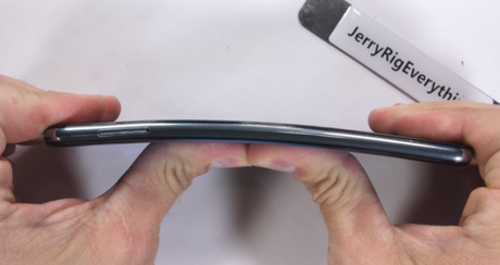 Huawei P20 Pro si piega ma non si spezza | Test di resistenza Huawei P20 Pro