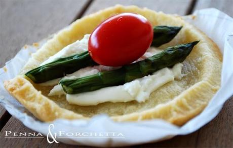 Tartellette agli asparagi e caprino