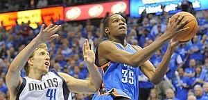 Kevin Durant, 40 punti, in lotta con Nowitzki. Reuters