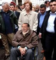 “Servire il Silvio”, katanga in tailleur