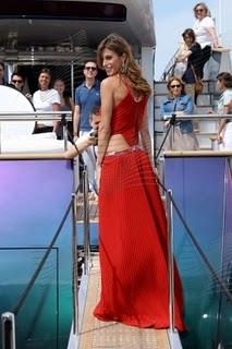 Elisabetta Canalis a Cannes non sbarca: fa foto mozzafiato per una nota marca