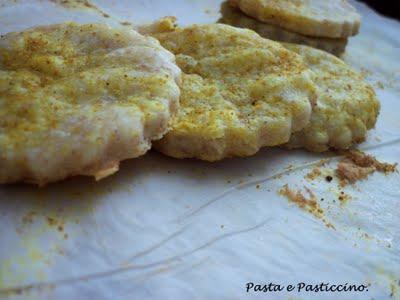 Cracker Tondi al Formaggio e Curry