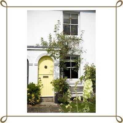 Appuntamento al cottage: a white cottage with yellow door...