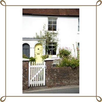Appuntamento al cottage: a white cottage with yellow door...