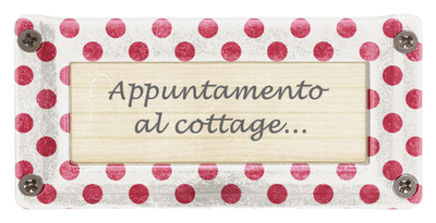 Appuntamento al cottage: a white cottage with yellow door...