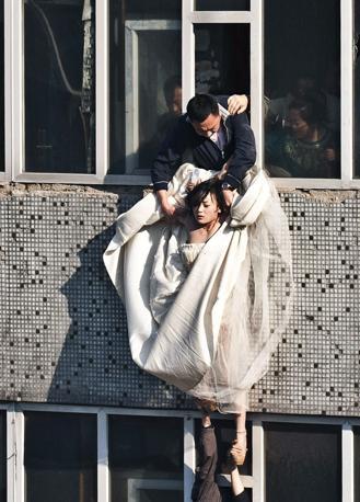 Lasciata dal fidanzato, tenta il suicidio vestita da sposa