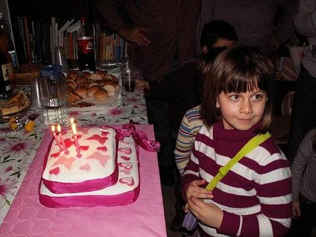 Una torta bianca, rosa e fuxia