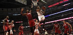 Un duello aereo tra Derrick Rose dei Bulls (a destra) e Chris Bosh. Afp