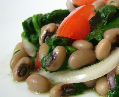 fagioli dell’occhio con spinaci (mavromatika me spanaki)