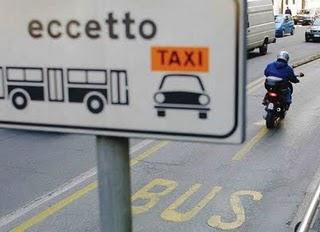 Roma: scontro tra uno scooter e un bus. Morta una 25enne