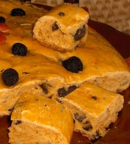 Focaccia rossa con erbe aromatiche