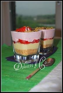 Bicchierini mousse di fragola, crema e biscotti