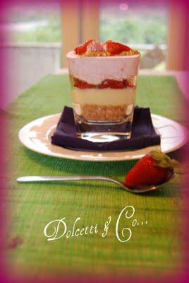 Bicchierini mousse di fragola, crema e biscotti