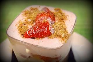 Bicchierini mousse di fragola, crema e biscotti