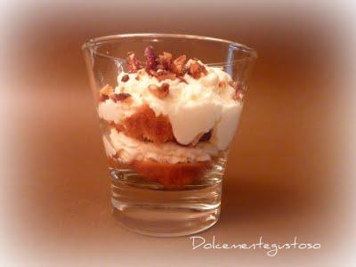 Mousse panna e mascarpone con mandorle caramellate