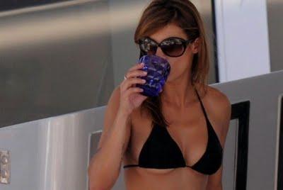 ELISABETTA CANALIS IN UN MINO BIKINI A CANNES