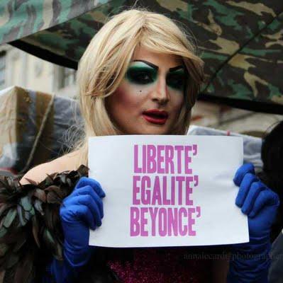 Beyoncè come la Cuccarini ai Billboard Music Awards 2011