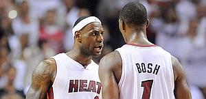 LeBron James si congratula con Chris Bosh. Ansa