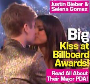 Justin Bieber bacia Selena ai Billboard