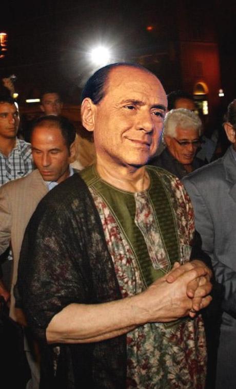 Berlusconi il Gheddafi italiano che solo ieri baciava l’anello del rais (E una foto di Berlusconi islamico)