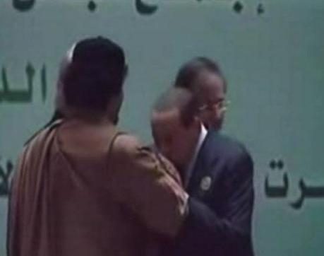 Berlusconi il Gheddafi italiano che solo ieri baciava l’anello del rais (E una foto di Berlusconi islamico)