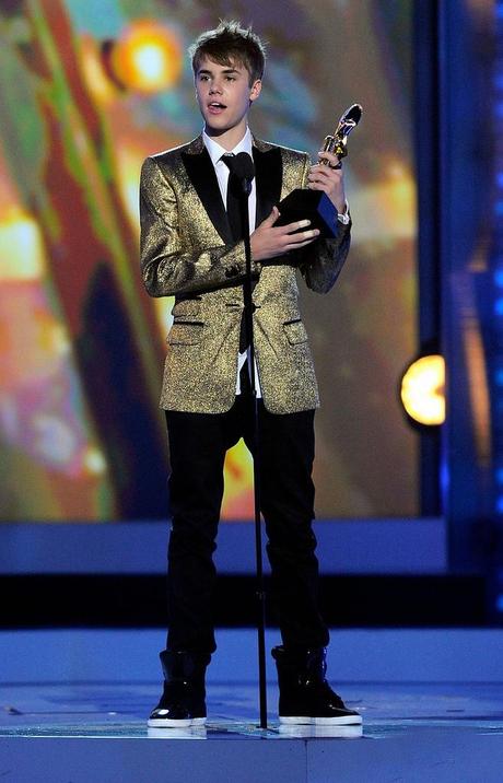 justin-bieber-selena-gomez-kiss-at-billboard-awards-09