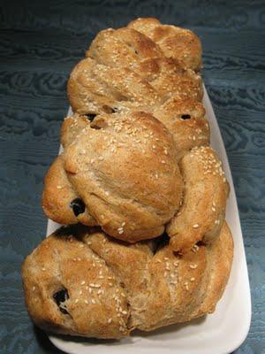 Pane integrale al sesamo e olive