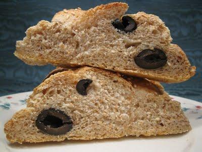 Pane integrale al sesamo e olive