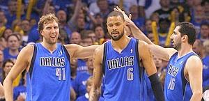 Festeggiamenti per Nowitzki, Chandler e Stojakovic. Reuters