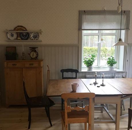 Una vecchia casa di campagna in Svezia L'immagine può contenere: tabella e spazio al chiuso