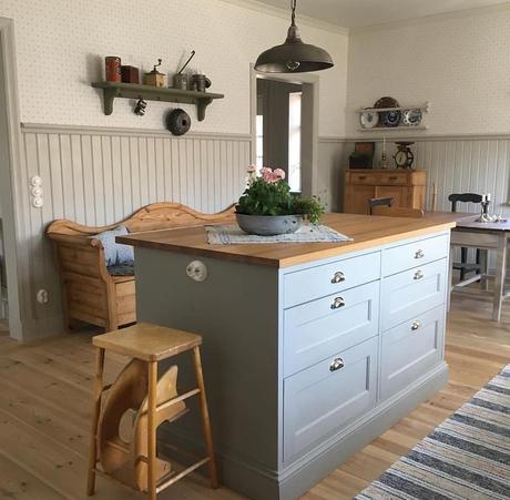 Una vecchia casa di campagna in Svezia L'immagine può contenere: spazio al chiuso