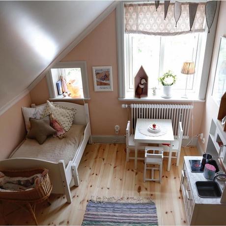 Una vecchia casa di campagna in Svezia L'immagine può contenere: salotto, tabella e spazio al chiuso