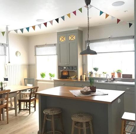 Una vecchia casa di campagna in Svezia L'immagine può contenere: cucina, tabella e spazio al chiuso